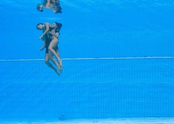 Pływaczka zaczęła tonąć. Ratownicy nie reagowali. Trenerka wkroczyła do akcji [FOTO]