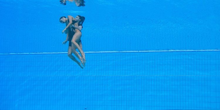 Pływaczka zaczęła tonąć. Ratownicy nie reagowali. Trenerka wkroczyła do akcji [FOTO]