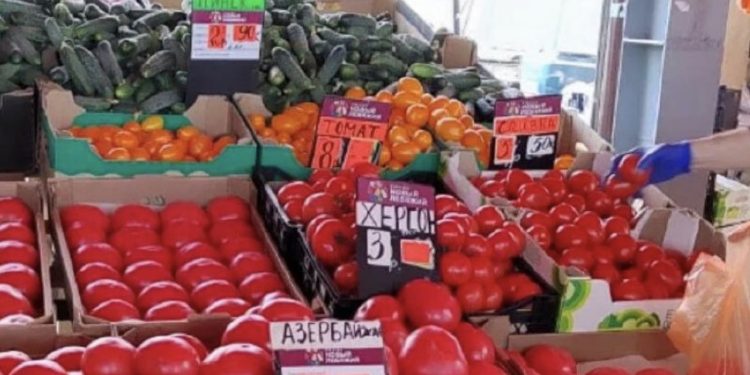 Skandaliczne podpisy na białoruskich straganach. „Pomidory z Chersonia” oraz „Czereśnie z Melitopola”