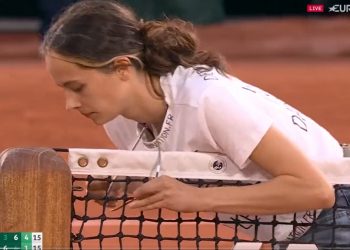 Przerwała półfinał Rollanda Garrosa. Przywiązała się do siatki na znak protestu [WIDEO]