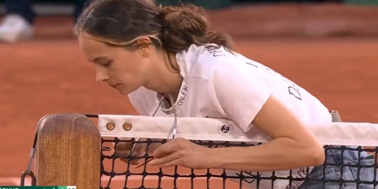 Przerwała półfinał Rollanda Garrosa. Przywiązała się do siatki na znak protestu [WIDEO]