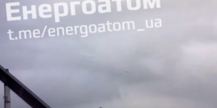 Rosyjska rakieta nad elektrownią atomową