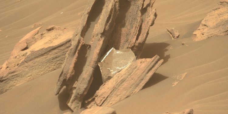 Na Marsie jeszcze nie stanął człowiek, a już są tam… śmieci. Jak to możliwe?! [FOTO]