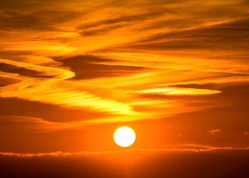 Gigantyczna plama na słońcu w ciągu doby podwoiła swój rozmiar. Dzieje się coś dziwnego