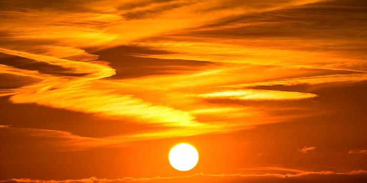 Gigantyczna plama na słońcu w ciągu doby podwoiła swój rozmiar. Dzieje się coś dziwnego