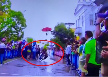 Kolarz minął metę i… brutalnie staranował własną żonę! Drastyczne nagranie [WIDEO]