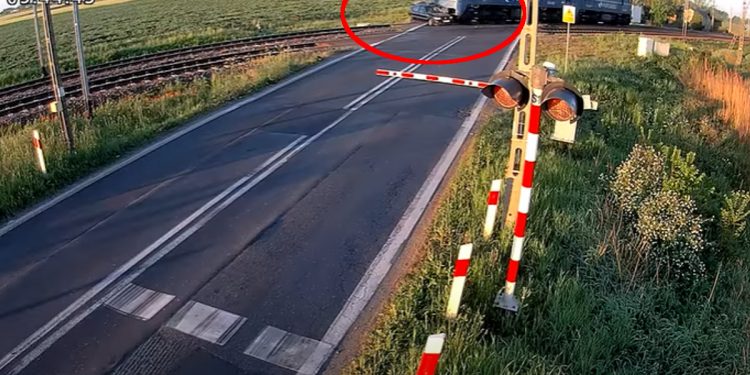 PKP publikuje szokujące nagranie „ku przestrodze”. Może mówić o cudzie [WIDEO]