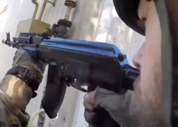 Ukraiński żołnierz pokazał walkę z perspektywy kamery na hełmie. Nagle trafiła go kula [WIDEO]