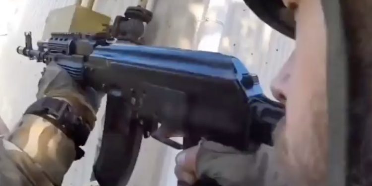 Ukraiński żołnierz pokazał walkę z perspektywy kamery na hełmie. Nagle trafiła go kula [WIDEO]