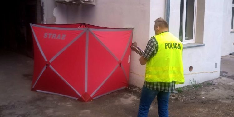 4-latka wypadła z okna. Ojciec zostawił ją samą. Nie przeżyła