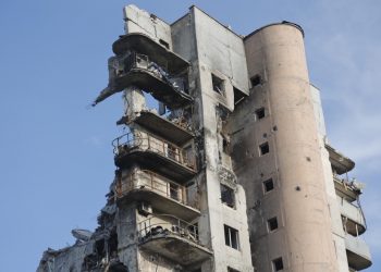 Uszkodzone budynki w Mariupolu