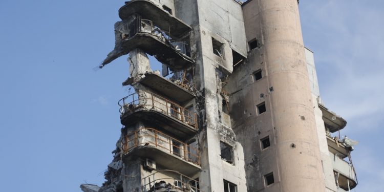 Uszkodzone budynki w Mariupolu