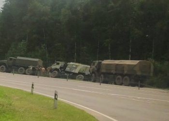 Rosyjskie pojazdy wojskowe na Białorusi. Jeden z nich… wpadł do rowu