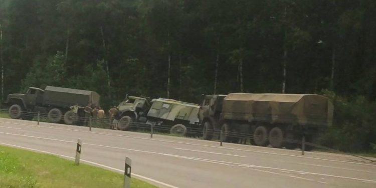 Rosyjskie pojazdy wojskowe na Białorusi. Jeden z nich… wpadł do rowu
