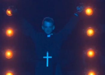 Jaś Kapela w stroju księdza