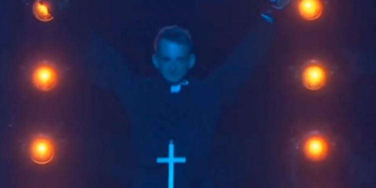 Jaś Kapela w stroju księdza