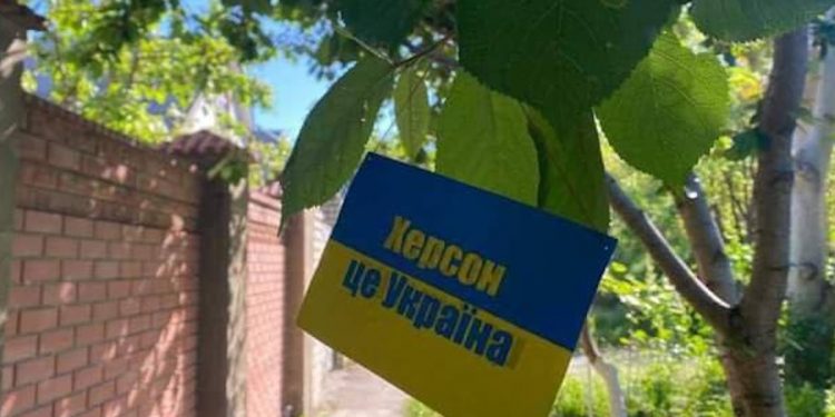 Tak mieszkańcy Chersonia protestują przeciwko okupantowi. Pokazano zdjęcia [FOTO]