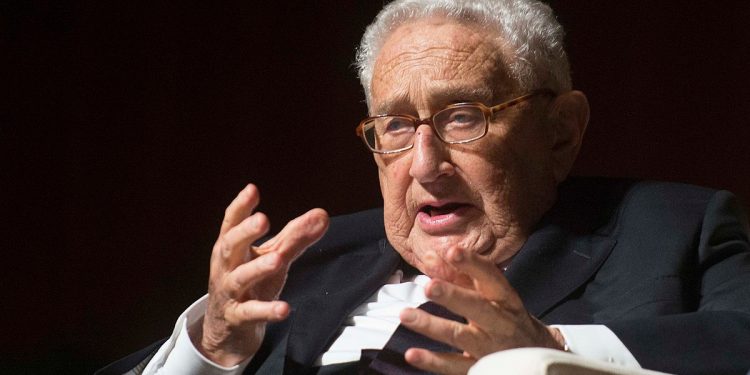 Kissinger znów przemówił. Powiedział, jak zakończyć wojnę na Ukrainie