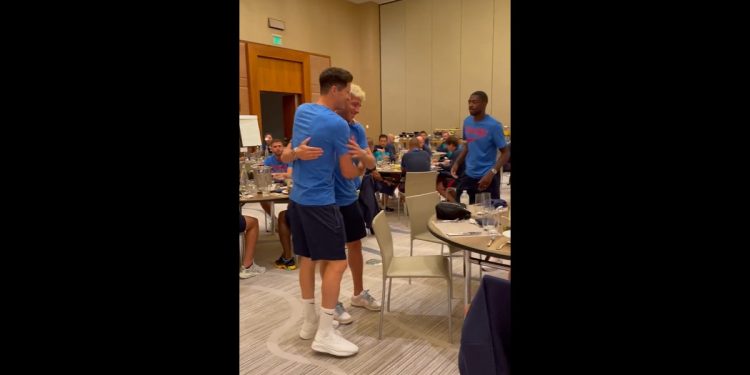 Robert Lewandowski już w koszulce Barcelony. Przywitał się z nowymi kolegami [WIDEO]