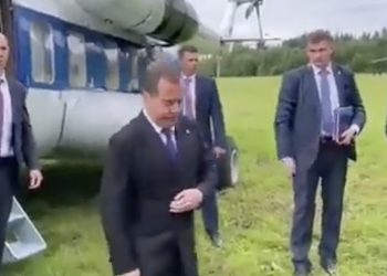 Tak podróżuje Dmitrij Miedwiediew. To już paranoja? [WIDEO]