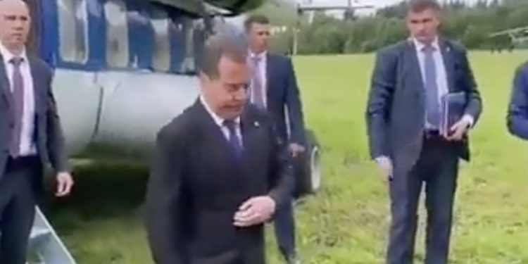 Tak podróżuje Dmitrij Miedwiediew. To już paranoja? [WIDEO]