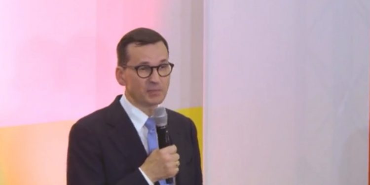 Morawiecki spotkał się z wyborcami. „Za to na taczkach powinni was wywieźć” [WIDEO]