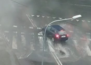 Dramatyczne nagranie z burzy. Samochód dosłownie wyleciał w powietrze! [WIDEO]