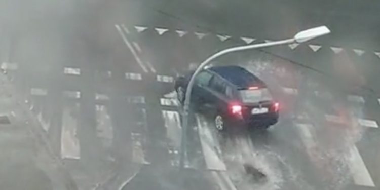 Dramatyczne nagranie z burzy. Samochód dosłownie wyleciał w powietrze! [WIDEO]