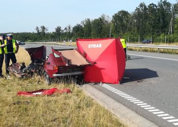 Fiat 126p jechał pod prąd ekspresówką. 85-latek nie żyje