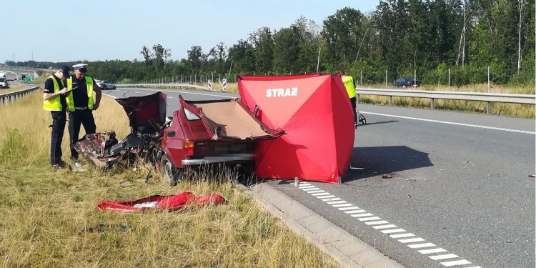 Fiat 126p jechał pod prąd ekspresówką. 85-latek nie żyje