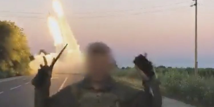 Wyrzutnie HIMARS na Ukrainie. Pokazano niezwykłe nagranie [WIDEO]