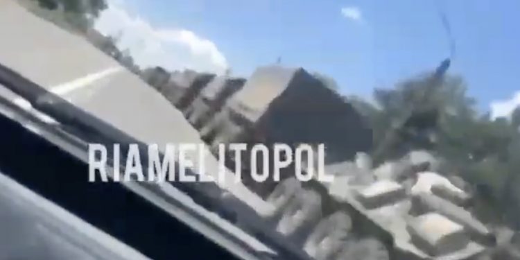 Potężna kolumna rosyjskiego wojska. Jedzie w zaskakującym kierunku [WIDEO]