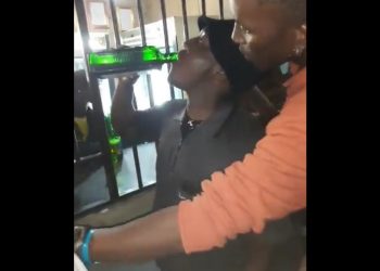 Konkurs picia alkoholu zakończył się śmiercią. Tyle wypił na raz [WIDEO]