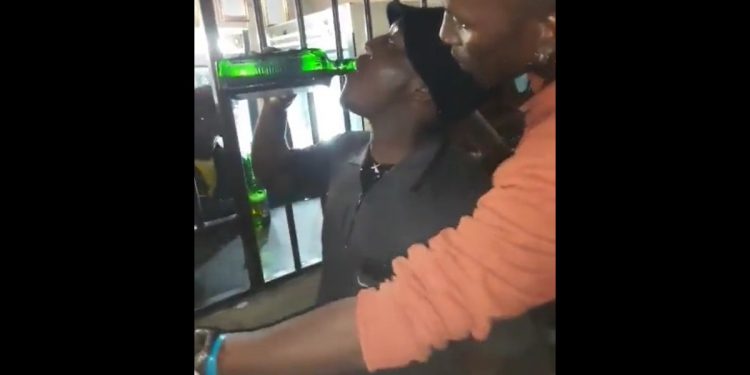 Konkurs picia alkoholu zakończył się śmiercią. Tyle wypił na raz [WIDEO]