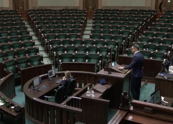 Hołd dla Kaczyńskiego przed pustą salą. Wystąpienie posła hitem sieci [WIDEO]