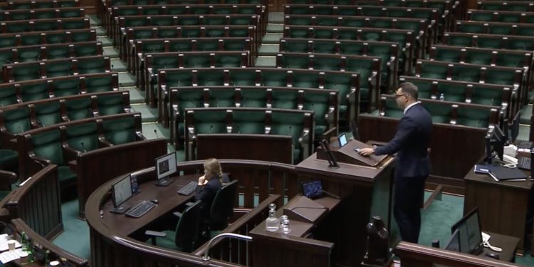 Hołd dla Kaczyńskiego przed pustą salą. Wystąpienie posła hitem sieci [WIDEO]