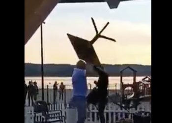 Pijany mężczyzna zdemolował knajpę. Rzucał w innych krzesłami i stolikami [WIDEO]