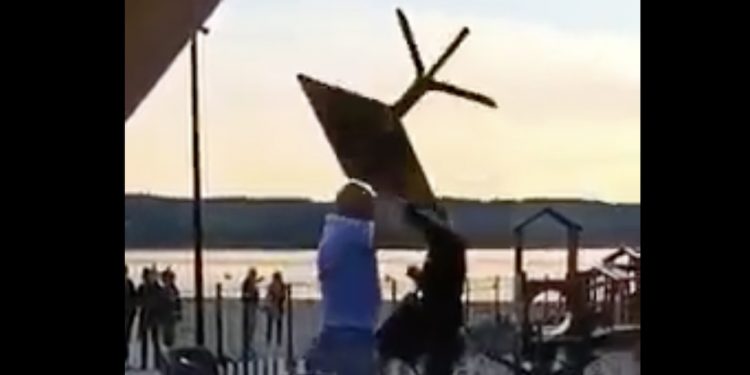 Pijany mężczyzna zdemolował knajpę. Rzucał w innych krzesłami i stolikami [WIDEO]