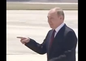 Władimir Putin na lotnisku w Turkmenistanie