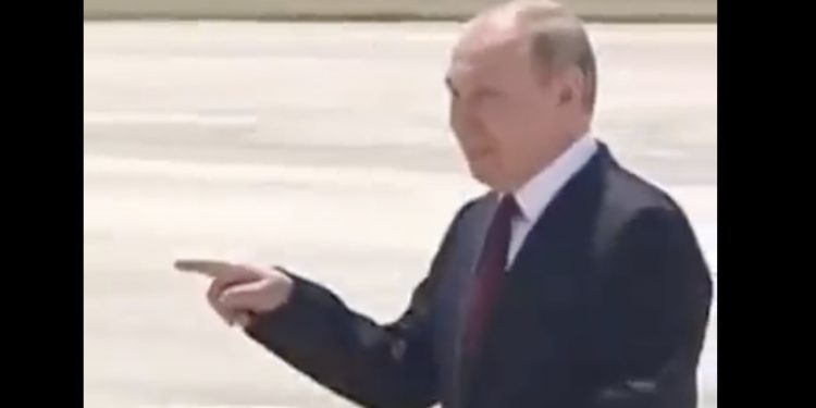 Władimir Putin na lotnisku w Turkmenistanie