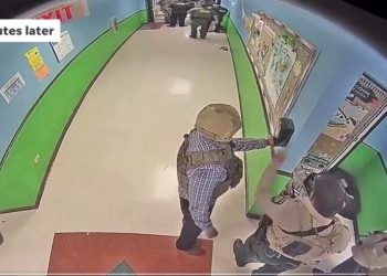 Ujawniono nagranie ze strzelaniny w szkole. To robili policjanci, gdy za ścianą mordowano dzieci [WIDEO]