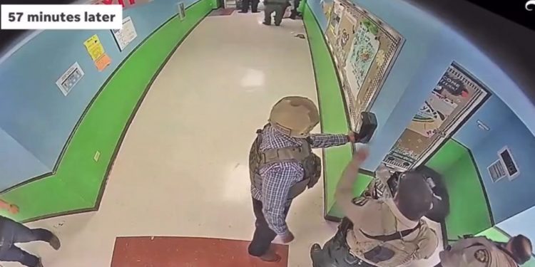 Ujawniono nagranie ze strzelaniny w szkole. To robili policjanci, gdy za ścianą mordowano dzieci [WIDEO]