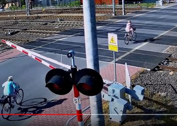 Próbowała wjechać na przejazd kolejowy na czerwonym. Uderzyła w szlaban [WIDEO]