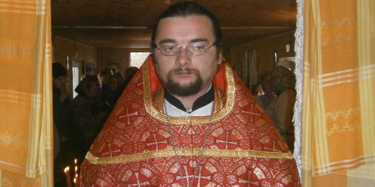 Ukraiński ksiądz wyszedł do Rosjan z krzyżem. Szokujące, co z nim zrobili