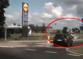 Hulajnoga elektryczna zderzyła się z samochodem. Opublikowano nagranie [WIDEO]