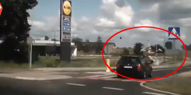 Hulajnoga elektryczna zderzyła się z samochodem. Opublikowano nagranie [WIDEO]