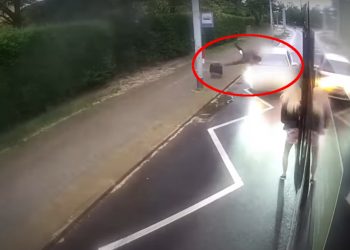 Dramatyczny wypadek w Gdańsku. Wysiadł z tramwaju wprost pod samochód [WIDEO]
