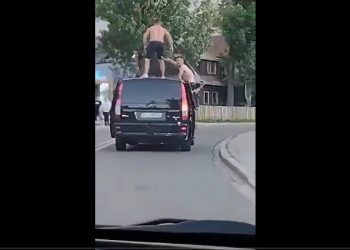 Zakopane. Stał na dachu jadącego auta. Reaguje policja [WIDEO]