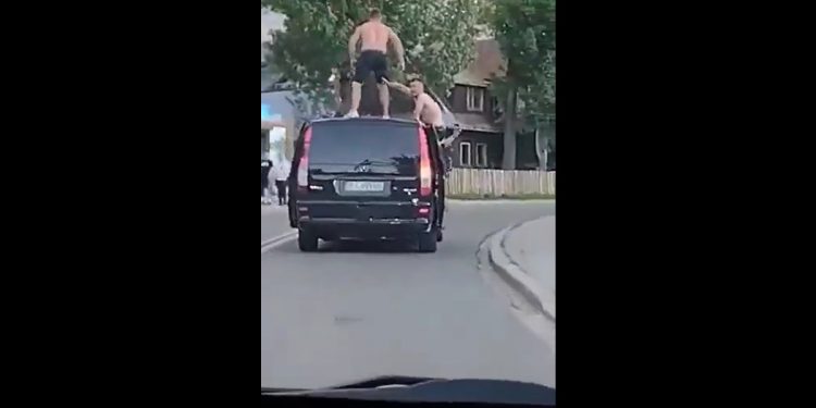 Zakopane. Stał na dachu jadącego auta. Reaguje policja [WIDEO]
