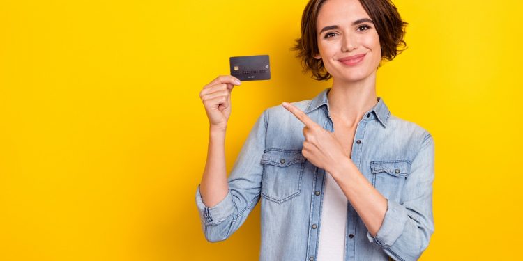 Wygoda i dostęp do gotówki na całym świecie. Zobacz, co zyskujesz z kartą dopasowaną do Twojego konta!